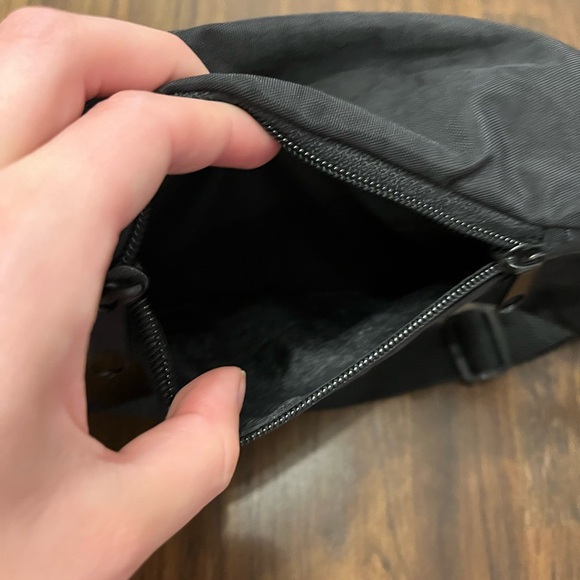 Disneyland Fanny Pack embroidered logo on black - Picture 6 of 7